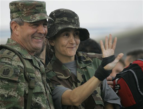 El comandante del Ejército de Colombia, Mario Montaya, pidió su retiro ante los escándalos sobre los Derechos Humanos en el que está involucrada su institución. Lideró el rescate de Ingrid Betancourt